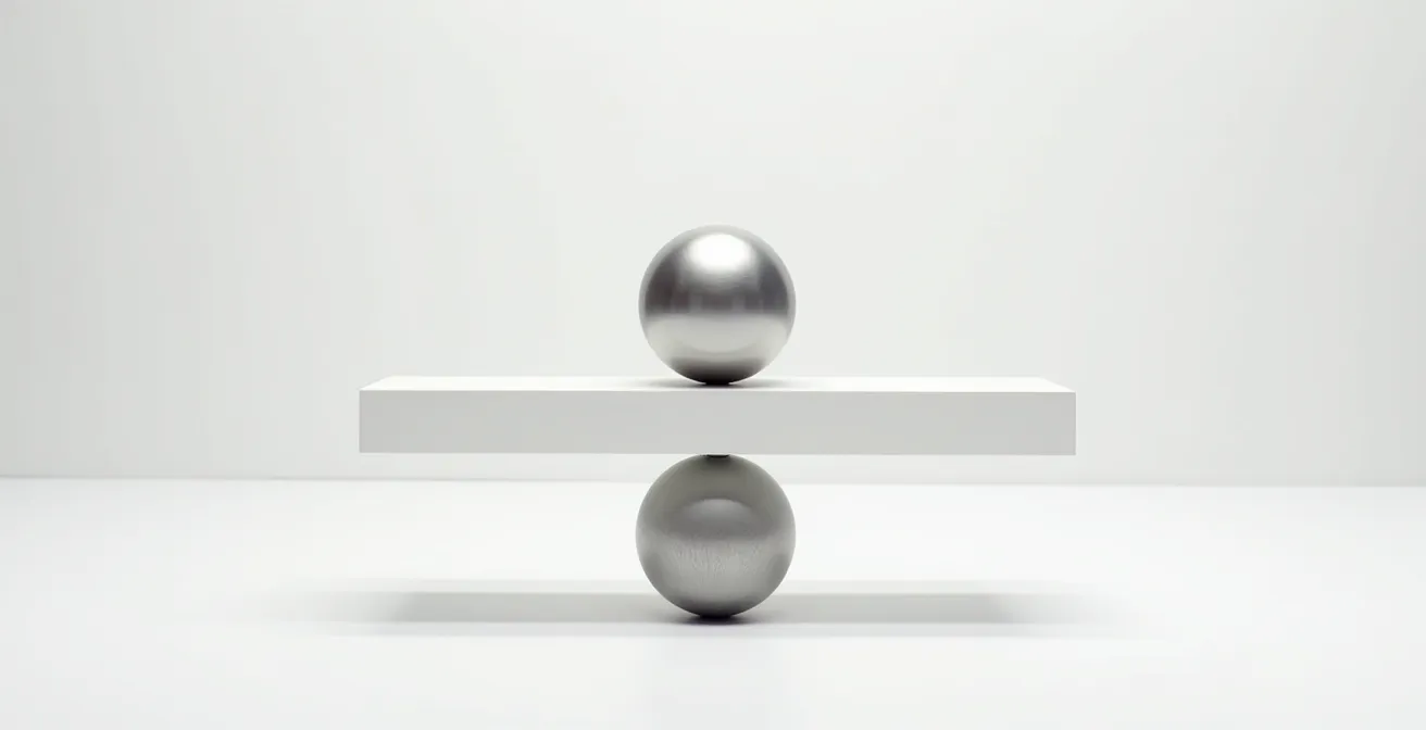 Vue minimaliste d'une balance moderne avec sphères métalliques en équilibre sur fond épuré